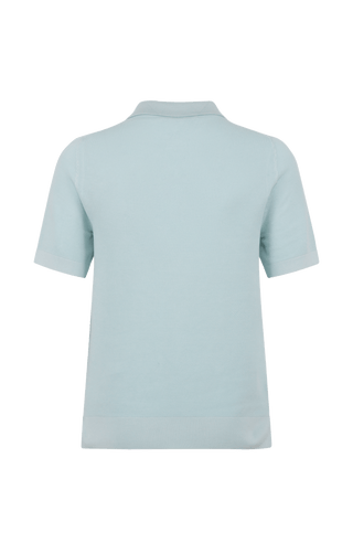 Hochwertiges Damen-Poloshirt aus feinster italienischer Baumwolle in superweicher, atmungsaktiver Piqué-Qualität. Klassischer Polokragen mit 3 Knöpfen und Rippstrickbündchen an Kragen, Ärmeln und Bund für eine perfekte Passform. Leicht taillierter Schnitt für eine feminine Silhouette. Vielseitig kombinierbar für elegante oder lässige Looks, angenehm auf der Haut und langlebig.