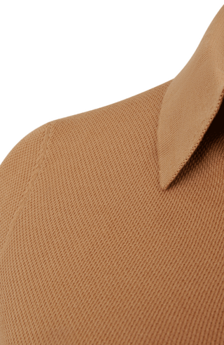 Hochwertiges Damen-Poloshirt aus feinster italienischer Baumwolle in superweicher, atmungsaktiver Piqué-Qualität. Klassischer Polokragen mit 3 Knöpfen und Rippstrickbündchen an Kragen, Ärmeln und Bund für eine perfekte Passform. Leicht taillierter Schnitt für eine feminine Silhouette. Vielseitig kombinierbar für elegante oder lässige Looks, angenehm auf der Haut und langlebig.