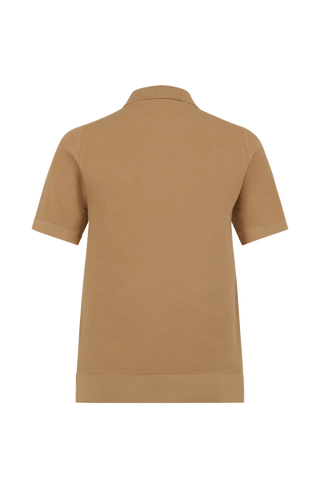 Hochwertiges Damen-Poloshirt aus feinster italienischer Baumwolle in superweicher, atmungsaktiver Piqué-Qualität. Klassischer Polokragen mit 3 Knöpfen und Rippstrickbündchen an Kragen, Ärmeln und Bund für eine perfekte Passform. Leicht taillierter Schnitt für eine feminine Silhouette. Vielseitig kombinierbar für elegante oder lässige Looks, angenehm auf der Haut und langlebig.