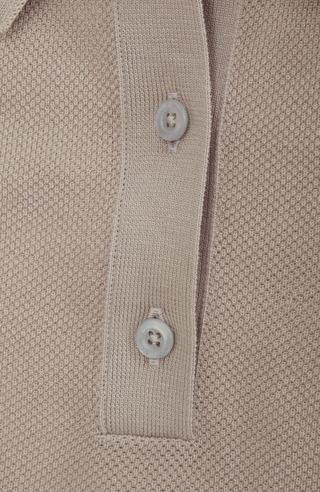 Hochwertiges Damen-Poloshirt aus feinster italienischer Baumwolle in superweicher, atmungsaktiver Piqué-Qualität. Klassischer Polokragen mit 3 Knöpfen und Rippstrickbündchen an Kragen, Ärmeln und Bund für eine perfekte Passform. Leicht taillierter Schnitt für eine feminine Silhouette. Vielseitig kombinierbar für elegante oder lässige Looks, angenehm auf der Haut und langlebig.