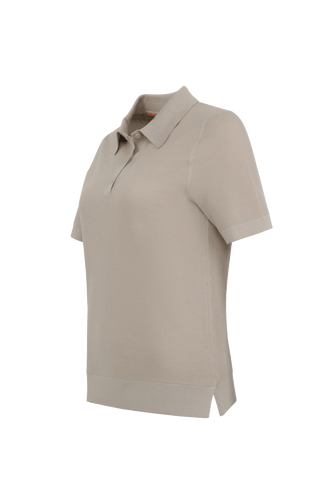 Hochwertiges Damen-Poloshirt aus feinster italienischer Baumwolle in superweicher, atmungsaktiver Piqué-Qualität. Klassischer Polokragen mit 3 Knöpfen und Rippstrickbündchen an Kragen, Ärmeln und Bund für eine perfekte Passform. Leicht taillierter Schnitt für eine feminine Silhouette. Vielseitig kombinierbar für elegante oder lässige Looks, angenehm auf der Haut und langlebig.