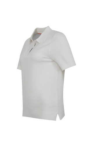Hochwertiges Damen-Poloshirt aus feinster italienischer Baumwolle in superweicher, atmungsaktiver Piqué-Qualität. Klassischer Polokragen mit 3 Knöpfen und Rippstrickbündchen an Kragen, Ärmeln und Bund für eine perfekte Passform. Leicht taillierter Schnitt für eine feminine Silhouette. Vielseitig kombinierbar für elegante oder lässige Looks, angenehm auf der Haut und langlebig.