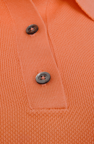 Hochwertiges Damen-Poloshirt aus feinster italienischer Baumwolle in superweicher, atmungsaktiver Piqué-Qualität. Klassischer Polokragen mit 3 Knöpfen und Rippstrickbündchen an Kragen, Ärmeln und Bund für eine perfekte Passform. Leicht taillierter Schnitt für eine feminine Silhouette. Vielseitig kombinierbar für elegante oder lässige Looks, angenehm auf der Haut und langlebig.