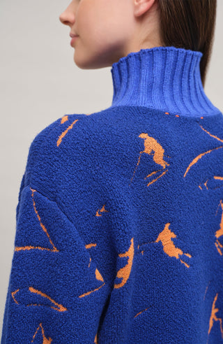 Frauenschuh Rollkragenpullover Tina Multi ME Modell 135544 in Alaskablue, Detailansicht Model, mit farbintensivem Skifahrermotiv, Merinowolle, legere Passform