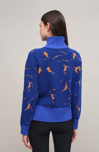 Frauenschuh Rollkragenpullover Tina Multi ME Modell 135544 in Alaskablue, Rueckansicht Model, mit farbintensivem Skifahrermotiv, Merinowolle, legere Passform