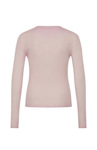 Hochwertiges Strickshirt aus Merinowolle, Seide und Cashmere
Ripstrick Optik, etwas breiter an Armlöchern, Ausschnitt und Seitenteilen
Überlange Ärmel zum Krempeln
Rundhals-Ausschnitt
Gekräuselte Abschlüsse an Ärmeln und Bund
Die luxuriöse Kombination aus Merinowolle, Seide und Cashmere lässt es schon erahnen: Das Shirt ist dank seines angenehmen Tragegefühls ein absoluter Hautschmeichler. Der dezente Glanz unterstreicht die Hochwertigkeit: das spezielle Färbeverfahren, bei welchem jedes Modell aufwendig st