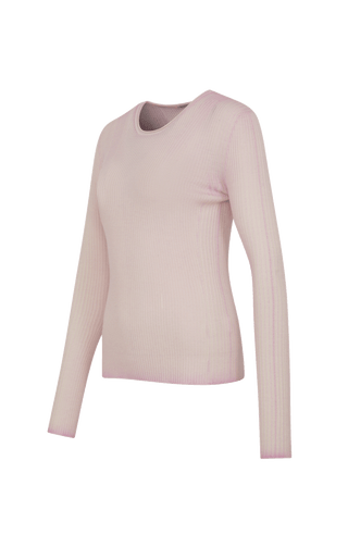 Hochwertiges Strickshirt aus Merinowolle, Seide und Cashmere
Ripstrick Optik, etwas breiter an Armlöchern, Ausschnitt und Seitenteilen
Überlange Ärmel zum Krempeln
Rundhals-Ausschnitt
Gekräuselte Abschlüsse an Ärmeln und Bund
Die luxuriöse Kombination aus Merinowolle, Seide und Cashmere lässt es schon erahnen: Das Shirt ist dank seines angenehmen Tragegefühls ein absoluter Hautschmeichler. Der dezente Glanz unterstreicht die Hochwertigkeit: das spezielle Färbeverfahren, bei welchem jedes Modell aufwendig st