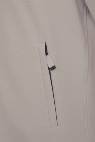 Sportliche Herrenjacke aus Wool Powerstretch in der Farbe cashmere (Modell 613624_Cooper-PSW), Detailansicht– taillierter Schnitt, hoher Kragen und durchgehender Reißverschluss. Frauenschuh – made in Austria.