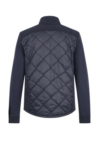 Leichte Damenjacke in moderner Quilt-Optik mit feminin-lockerer Silhouette. Der hochwertige Natural Powerstretch-Leinen-Materialmix sorgt für angenehmen Komfort und sportive Eleganz. Feine Leinen-Details an Kragen, Schultern und Ärmelabschlüssen sowie dezente Alcantara-Akzente verleihen der Jacke ihre besondere Wertigkeit. Mit kleinem Stehkragen, Reißverschluss und zwei Taschen mit Metalldruckknöpfen. Vielseitig kombinierbar – für urbane und sportive Looks.