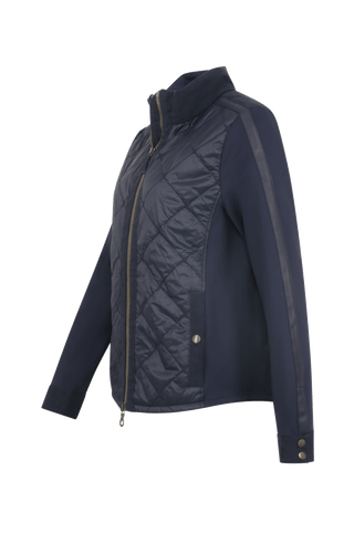 Leichte Damenjacke in moderner Quilt-Optik mit feminin-lockerer Silhouette. Der hochwertige Natural Powerstretch-Leinen-Materialmix sorgt für angenehmen Komfort und sportive Eleganz. Feine Leinen-Details an Kragen, Schultern und Ärmelabschlüssen sowie dezente Alcantara-Akzente verleihen der Jacke ihre besondere Wertigkeit. Mit kleinem Stehkragen, Reißverschluss und zwei Taschen mit Metalldruckknöpfen. Vielseitig kombinierbar – für urbane und sportive Looks.