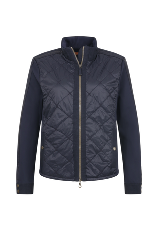 Leichte Damenjacke in moderner Quilt-Optik mit feminin-lockerer Silhouette. Der hochwertige Natural Powerstretch-Leinen-Materialmix sorgt für angenehmen Komfort und sportive Eleganz. Feine Leinen-Details an Kragen, Schultern und Ärmelabschlüssen sowie dezente Alcantara-Akzente verleihen der Jacke ihre besondere Wertigkeit. Mit kleinem Stehkragen, Reißverschluss und zwei Taschen mit Metalldruckknöpfen. Vielseitig kombinierbar – für urbane und sportive Looks.