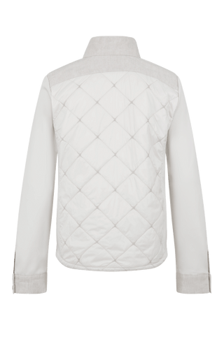 Leichte Damenjacke in moderner Quilt-Optik mit feminin-lockerer Silhouette. Der hochwertige Natural Powerstretch-Leinen-Materialmix sorgt für angenehmen Komfort und sportive Eleganz. Feine Leinen-Details an Kragen, Schultern und Ärmelabschlüssen sowie dezente Alcantara-Akzente verleihen der Jacke ihre besondere Wertigkeit. Mit kleinem Stehkragen, Reißverschluss und zwei Taschen mit Metalldruckknöpfen. Vielseitig kombinierbar – für urbane und sportive Looks.