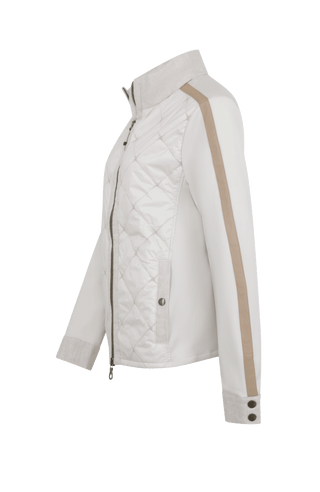 Leichte Damenjacke in moderner Quilt-Optik mit feminin-lockerer Silhouette. Der hochwertige Natural Powerstretch-Leinen-Materialmix sorgt für angenehmen Komfort und sportive Eleganz. Feine Leinen-Details an Kragen, Schultern und Ärmelabschlüssen sowie dezente Alcantara-Akzente verleihen der Jacke ihre besondere Wertigkeit. Mit kleinem Stehkragen, Reißverschluss und zwei Taschen mit Metalldruckknöpfen. Vielseitig kombinierbar – für urbane und sportive Looks.