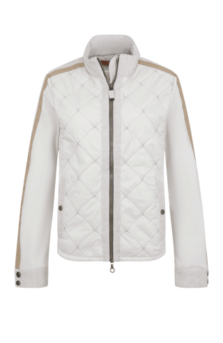 Leichte Damenjacke in moderner Quilt-Optik mit feminin-lockerer Silhouette. Der hochwertige Natural Powerstretch-Leinen-Materialmix sorgt für angenehmen Komfort und sportive Eleganz. Feine Leinen-Details an Kragen, Schultern und Ärmelabschlüssen sowie dezente Alcantara-Akzente verleihen der Jacke ihre besondere Wertigkeit. Mit kleinem Stehkragen, Reißverschluss und zwei Taschen mit Metalldruckknöpfen. Vielseitig kombinierbar – für urbane und sportive Looks.