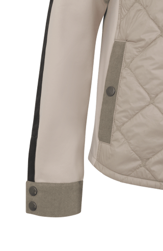Locker-legere Damenjacke mit moderner Quilt-Steppung und innovativem Natural Powerstretch-Leinen-Materialmix. Der feminine Schnitt mit kleiner Stehkragenlösung und Reißverschluss sorgt für eine moderne, sportive Silhouette. Leinen-Einsätze an Kragen, Schultern und Ärmelbündchen verleihen der Jacke einen besonderen Charakter, während dezente Details aus waschbarem Alcantara-Leder an den Ärmeln die hochwertige Verarbeitung unterstreichen. Zwei Eingrifftaschen mit Metalldruckknöpfen bieten praktische Funktiona