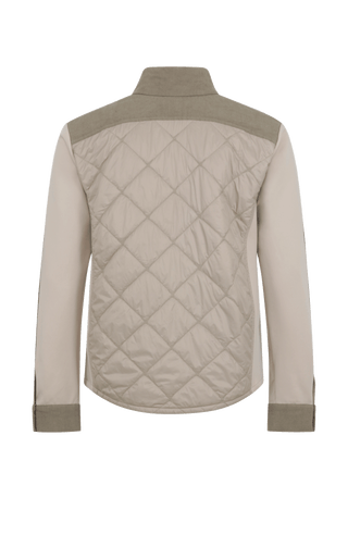 Locker-legere Damenjacke mit moderner Quilt-Steppung und innovativem Natural Powerstretch-Leinen-Materialmix. Der feminine Schnitt mit kleiner Stehkragenlösung und Reißverschluss sorgt für eine moderne, sportive Silhouette. Leinen-Einsätze an Kragen, Schultern und Ärmelbündchen verleihen der Jacke einen besonderen Charakter, während dezente Details aus waschbarem Alcantara-Leder an den Ärmeln die hochwertige Verarbeitung unterstreichen. Zwei Eingrifftaschen mit Metalldruckknöpfen bieten praktische Funktiona