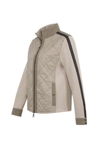 Locker-legere Damenjacke mit moderner Quilt-Steppung und innovativem Natural Powerstretch-Leinen-Materialmix. Der feminine Schnitt mit kleiner Stehkragenlösung und Reißverschluss sorgt für eine moderne, sportive Silhouette. Leinen-Einsätze an Kragen, Schultern und Ärmelbündchen verleihen der Jacke einen besonderen Charakter, während dezente Details aus waschbarem Alcantara-Leder an den Ärmeln die hochwertige Verarbeitung unterstreichen. Zwei Eingrifftaschen mit Metalldruckknöpfen bieten praktische Funktiona