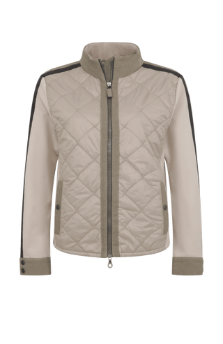 Locker-legere Damenjacke mit moderner Quilt-Steppung und innovativem Natural Powerstretch-Leinen-Materialmix. Der feminine Schnitt mit kleiner Stehkragenlösung und Reißverschluss sorgt für eine moderne, sportive Silhouette. Leinen-Einsätze an Kragen, Schultern und Ärmelbündchen verleihen der Jacke einen besonderen Charakter, während dezente Details aus waschbarem Alcantara-Leder an den Ärmeln die hochwertige Verarbeitung unterstreichen. Zwei Eingrifftaschen mit Metalldruckknöpfen bieten praktische Funktiona