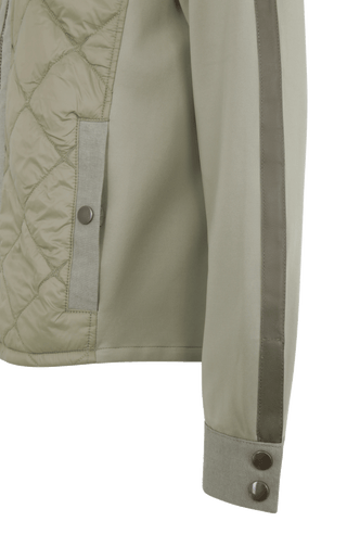 Locker-legere Damenjacke mit moderner Quilt-Steppung und innovativem Natural Powerstretch-Leinen-Materialmix. Der feminine Schnitt mit kleiner Stehkragenlösung und Reißverschluss sorgt für eine moderne, sportive Silhouette. Leinen-Einsätze an Kragen, Schultern und Ärmelbündchen verleihen der Jacke einen besonderen Charakter, während dezente Details aus waschbarem Alcantara-Leder an den Ärmeln die hochwertige Verarbeitung unterstreichen. Zwei Eingrifftaschen mit Metalldruckknöpfen bieten praktische Funktiona