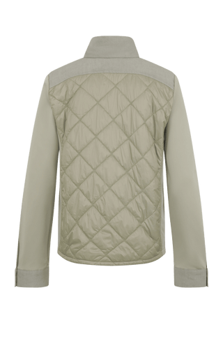 Leichte Damenjacke in moderner Quilt-Optik mit feminin-lockerer Silhouette. Der hochwertige Natural Powerstretch-Leinen-Materialmix sorgt für angenehmen Komfort und sportive Eleganz. Feine Leinen-Details an Kragen, Schultern und Ärmelabschlüssen sowie dezente Alcantara-Akzente verleihen der Jacke ihre besondere Wertigkeit. Mit kleinem Stehkragen, Reißverschluss und zwei Taschen mit Metalldruckknöpfen. Vielseitig kombinierbar – für urbane und sportive Looks.