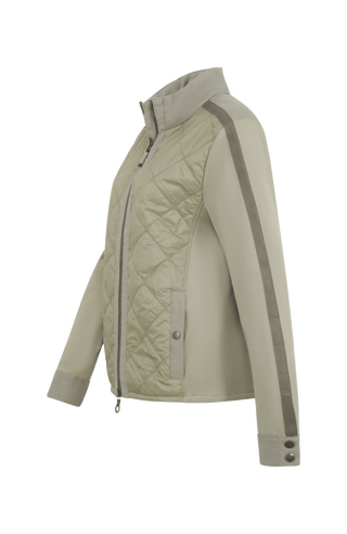 Leichte Damenjacke in moderner Quilt-Optik mit feminin-lockerer Silhouette. Der hochwertige Natural Powerstretch-Leinen-Materialmix sorgt für angenehmen Komfort und sportive Eleganz. Feine Leinen-Details an Kragen, Schultern und Ärmelabschlüssen sowie dezente Alcantara-Akzente verleihen der Jacke ihre besondere Wertigkeit. Mit kleinem Stehkragen, Reißverschluss und zwei Taschen mit Metalldruckknöpfen. Vielseitig kombinierbar – für urbane und sportive Looks.