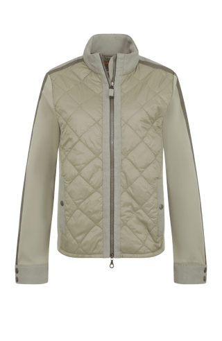Leichte Damenjacke in moderner Quilt-Optik mit feminin-lockerer Silhouette. Der hochwertige Natural Powerstretch-Leinen-Materialmix sorgt für angenehmen Komfort und sportive Eleganz. Feine Leinen-Details an Kragen, Schultern und Ärmelabschlüssen sowie dezente Alcantara-Akzente verleihen der Jacke ihre besondere Wertigkeit. Mit kleinem Stehkragen, Reißverschluss und zwei Taschen mit Metalldruckknöpfen. Vielseitig kombinierbar – für urbane und sportive Looks.