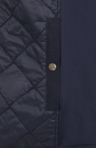Maskuline Herrenjacke in moderner Quilt-Optik mit sportiv-lässiger Silhouette. Der exklusive Materialmix aus Natural Powerstretch und Leinen verbindet Leichtigkeit, Komfort und eine markante Struktur. Feine Leinen-Details an Kragen, Schultern und Ärmelabschlüssen sowie dezente Alcantara-Akzente verleihen der Jacke ihre charaktervolle Wertigkeit. Mit kleinem Stehkragen, Reißverschluss und zwei Taschen mit Metall-Druckknöpfen. Vielseitig kombinierbar – für urbane und sportive Looks mit modernem Anspruch.

