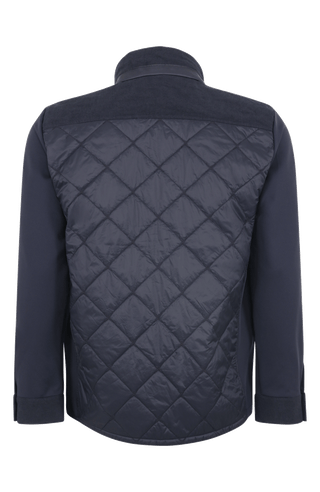 Maskuline Herrenjacke in moderner Quilt-Optik mit sportiv-lässiger Silhouette. Der exklusive Materialmix aus Natural Powerstretch und Leinen verbindet Leichtigkeit, Komfort und eine markante Struktur. Feine Leinen-Details an Kragen, Schultern und Ärmelabschlüssen sowie dezente Alcantara-Akzente verleihen der Jacke ihre charaktervolle Wertigkeit. Mit kleinem Stehkragen, Reißverschluss und zwei Taschen mit Metall-Druckknöpfen. Vielseitig kombinierbar – für urbane und sportive Looks mit modernem Anspruch.
