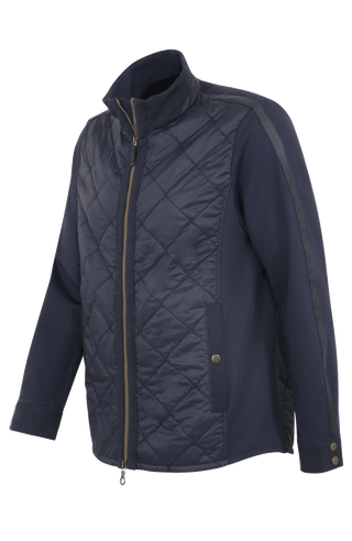 Maskuline Herrenjacke in moderner Quilt-Optik mit sportiv-lässiger Silhouette. Der exklusive Materialmix aus Natural Powerstretch und Leinen verbindet Leichtigkeit, Komfort und eine markante Struktur. Feine Leinen-Details an Kragen, Schultern und Ärmelabschlüssen sowie dezente Alcantara-Akzente verleihen der Jacke ihre charaktervolle Wertigkeit. Mit kleinem Stehkragen, Reißverschluss und zwei Taschen mit Metall-Druckknöpfen. Vielseitig kombinierbar – für urbane und sportive Looks mit modernem Anspruch.
