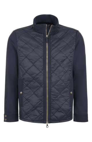 Maskuline Herrenjacke in moderner Quilt-Optik mit sportiv-lässiger Silhouette. Der exklusive Materialmix aus Natural Powerstretch und Leinen verbindet Leichtigkeit, Komfort und eine markante Struktur. Feine Leinen-Details an Kragen, Schultern und Ärmelabschlüssen sowie dezente Alcantara-Akzente verleihen der Jacke ihre charaktervolle Wertigkeit. Mit kleinem Stehkragen, Reißverschluss und zwei Taschen mit Metall-Druckknöpfen. Vielseitig kombinierbar – für urbane und sportive Looks mit modernem Anspruch.
