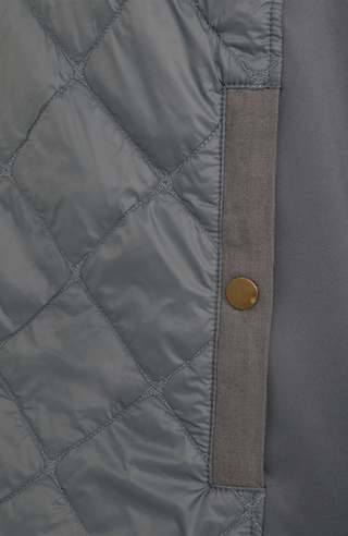 Maskuline Herrenjacke in moderner Quilt-Optik mit sportiv-lässiger Silhouette. Der exklusive Materialmix aus Natural Powerstretch und Leinen verbindet Leichtigkeit, Komfort und eine markante Struktur. Feine Leinen-Details an Kragen, Schultern und Ärmelabschlüssen sowie dezente Alcantara-Akzente verleihen der Jacke ihre charaktervolle Wertigkeit. Mit kleinem Stehkragen, Reißverschluss und zwei Taschen mit Metall-Druckknöpfen. Vielseitig kombinierbar – für urbane und sportive Looks mit modernem Anspruch.
