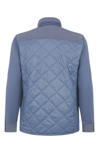 Maskuline Herrenjacke in moderner Quilt-Optik mit sportiv-lässiger Silhouette. Der exklusive Materialmix aus Natural Powerstretch und Leinen verbindet Leichtigkeit, Komfort und eine markante Struktur. Feine Leinen-Details an Kragen, Schultern und Ärmelabschlüssen sowie dezente Alcantara-Akzente verleihen der Jacke ihre charaktervolle Wertigkeit. Mit kleinem Stehkragen, Reißverschluss und zwei Taschen mit Metall-Druckknöpfen. Vielseitig kombinierbar – für urbane und sportive Looks mit modernem Anspruch.
