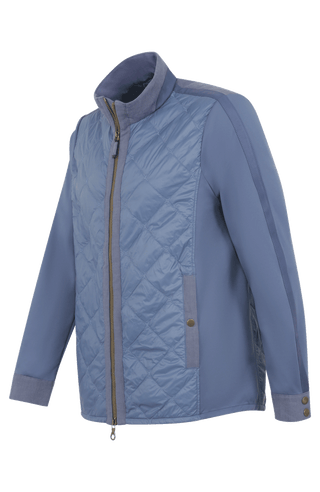 Maskuline Herrenjacke in moderner Quilt-Optik mit sportiv-lässiger Silhouette. Der exklusive Materialmix aus Natural Powerstretch und Leinen verbindet Leichtigkeit, Komfort und eine markante Struktur. Feine Leinen-Details an Kragen, Schultern und Ärmelabschlüssen sowie dezente Alcantara-Akzente verleihen der Jacke ihre charaktervolle Wertigkeit. Mit kleinem Stehkragen, Reißverschluss und zwei Taschen mit Metall-Druckknöpfen. Vielseitig kombinierbar – für urbane und sportive Looks mit modernem Anspruch.
