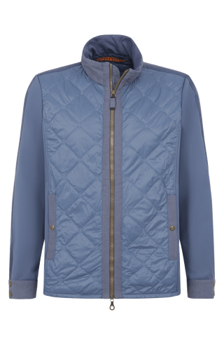Maskuline Herrenjacke in moderner Quilt-Optik mit sportiv-lässiger Silhouette. Der exklusive Materialmix aus Natural Powerstretch und Leinen verbindet Leichtigkeit, Komfort und eine markante Struktur. Feine Leinen-Details an Kragen, Schultern und Ärmelabschlüssen sowie dezente Alcantara-Akzente verleihen der Jacke ihre charaktervolle Wertigkeit. Mit kleinem Stehkragen, Reißverschluss und zwei Taschen mit Metall-Druckknöpfen. Vielseitig kombinierbar – für urbane und sportive Looks mit modernem Anspruch.
