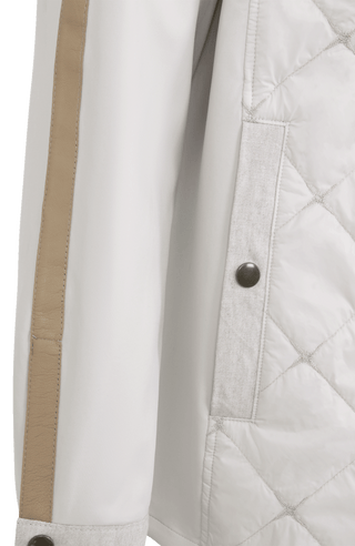 Maskuline Herrenjacke in moderner Quilt-Optik mit sportiv-lässiger Silhouette. Der exklusive Materialmix aus Natural Powerstretch und Leinen verbindet Leichtigkeit, Komfort und eine markante Struktur. Feine Leinen-Details an Kragen, Schultern und Ärmelabschlüssen sowie dezente Alcantara-Akzente verleihen der Jacke ihre charaktervolle Wertigkeit. Mit kleinem Stehkragen, Reißverschluss und zwei Taschen mit Metall-Druckknöpfen. Vielseitig kombinierbar – für urbane und sportive Looks mit modernem Anspruch.
