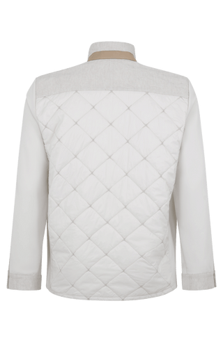 Maskuline Herrenjacke in moderner Quilt-Optik mit sportiv-lässiger Silhouette. Der exklusive Materialmix aus Natural Powerstretch und Leinen verbindet Leichtigkeit, Komfort und eine markante Struktur. Feine Leinen-Details an Kragen, Schultern und Ärmelabschlüssen sowie dezente Alcantara-Akzente verleihen der Jacke ihre charaktervolle Wertigkeit. Mit kleinem Stehkragen, Reißverschluss und zwei Taschen mit Metall-Druckknöpfen. Vielseitig kombinierbar – für urbane und sportive Looks mit modernem Anspruch.
