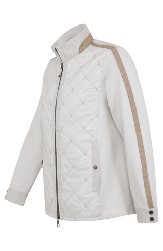 Maskuline Herrenjacke in moderner Quilt-Optik mit sportiv-lässiger Silhouette. Der exklusive Materialmix aus Natural Powerstretch und Leinen verbindet Leichtigkeit, Komfort und eine markante Struktur. Feine Leinen-Details an Kragen, Schultern und Ärmelabschlüssen sowie dezente Alcantara-Akzente verleihen der Jacke ihre charaktervolle Wertigkeit. Mit kleinem Stehkragen, Reißverschluss und zwei Taschen mit Metall-Druckknöpfen. Vielseitig kombinierbar – für urbane und sportive Looks mit modernem Anspruch.
