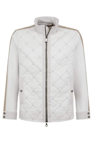 Maskuline Herrenjacke in moderner Quilt-Optik mit sportiv-lässiger Silhouette. Der exklusive Materialmix aus Natural Powerstretch und Leinen verbindet Leichtigkeit, Komfort und eine markante Struktur. Feine Leinen-Details an Kragen, Schultern und Ärmelabschlüssen sowie dezente Alcantara-Akzente verleihen der Jacke ihre charaktervolle Wertigkeit. Mit kleinem Stehkragen, Reißverschluss und zwei Taschen mit Metall-Druckknöpfen. Vielseitig kombinierbar – für urbane und sportive Looks mit modernem Anspruch.
