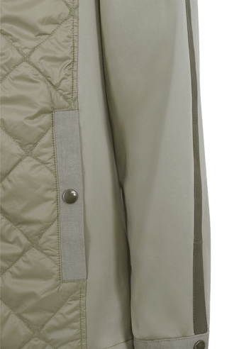 Maskuline Herrenjacke in moderner Quilt-Optik mit sportiv-lässiger Silhouette. Der exklusive Materialmix aus Natural Powerstretch und Leinen verbindet Leichtigkeit, Komfort und eine markante Struktur. Feine Leinen-Details an Kragen, Schultern und Ärmelabschlüssen sowie dezente Alcantara-Akzente verleihen der Jacke ihre charaktervolle Wertigkeit. Mit kleinem Stehkragen, Reißverschluss und zwei Taschen mit Metall-Druckknöpfen. Vielseitig kombinierbar – für urbane und sportive Looks mit modernem Anspruch.
