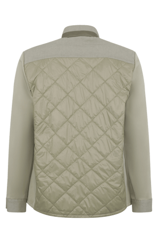Maskuline Herrenjacke in moderner Quilt-Optik mit sportiv-lässiger Silhouette. Der exklusive Materialmix aus Natural Powerstretch und Leinen verbindet Leichtigkeit, Komfort und eine markante Struktur. Feine Leinen-Details an Kragen, Schultern und Ärmelabschlüssen sowie dezente Alcantara-Akzente verleihen der Jacke ihre charaktervolle Wertigkeit. Mit kleinem Stehkragen, Reißverschluss und zwei Taschen mit Metall-Druckknöpfen. Vielseitig kombinierbar – für urbane und sportive Looks mit modernem Anspruch.
