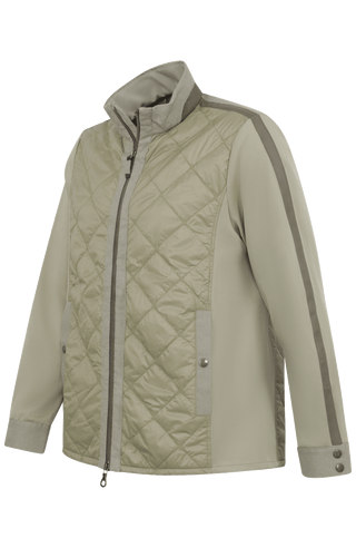 Maskuline Herrenjacke in moderner Quilt-Optik mit sportiv-lässiger Silhouette. Der exklusive Materialmix aus Natural Powerstretch und Leinen verbindet Leichtigkeit, Komfort und eine markante Struktur. Feine Leinen-Details an Kragen, Schultern und Ärmelabschlüssen sowie dezente Alcantara-Akzente verleihen der Jacke ihre charaktervolle Wertigkeit. Mit kleinem Stehkragen, Reißverschluss und zwei Taschen mit Metall-Druckknöpfen. Vielseitig kombinierbar – für urbane und sportive Looks mit modernem Anspruch.
