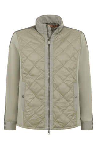 Maskuline Herrenjacke in moderner Quilt-Optik mit sportiv-lässiger Silhouette. Der exklusive Materialmix aus Natural Powerstretch und Leinen verbindet Leichtigkeit, Komfort und eine markante Struktur. Feine Leinen-Details an Kragen, Schultern und Ärmelabschlüssen sowie dezente Alcantara-Akzente verleihen der Jacke ihre charaktervolle Wertigkeit. Mit kleinem Stehkragen, Reißverschluss und zwei Taschen mit Metall-Druckknöpfen. Vielseitig kombinierbar – für urbane und sportive Looks mit modernem Anspruch.

