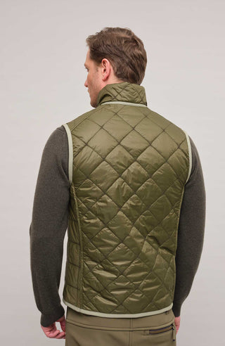 Steppweste für Herren, Modell 251614 Henri-QL, Farbe 849 Ivy, Rückansicht am Model – zeigt das Rückendesign und die Passform der Weste.