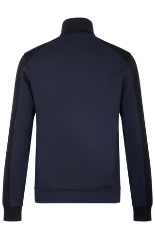 Sportliche Herrenjacke aus exklusivem Natural Powerstretch mit gerader, körperbetonter Passform und leicht verlängerter Silhouette. Ausgestattet mit modernem Stehkragen, markantem Zwei-Wege-Zipper und seitlichen Taschen mit verstecktem Reißverschluss. Das weiche, elastische und atmungsaktive Material mit seidig schimmernder Oberfläche sorgt für hohen Tragekomfort und maximale Bewegungsfreiheit. Eine hautfreundliche Baumwollschicht auf der Innenseite macht die multifunktionale Jacke besonders angenehm zu tra