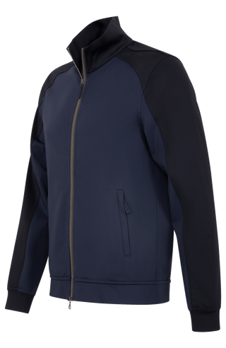Sportliche Herrenjacke aus exklusivem Natural Powerstretch mit gerader, körperbetonter Passform und leicht verlängerter Silhouette. Ausgestattet mit modernem Stehkragen, markantem Zwei-Wege-Zipper und seitlichen Taschen mit verstecktem Reißverschluss. Das weiche, elastische und atmungsaktive Material mit seidig schimmernder Oberfläche sorgt für hohen Tragekomfort und maximale Bewegungsfreiheit. Eine hautfreundliche Baumwollschicht auf der Innenseite macht die multifunktionale Jacke besonders angenehm zu tra