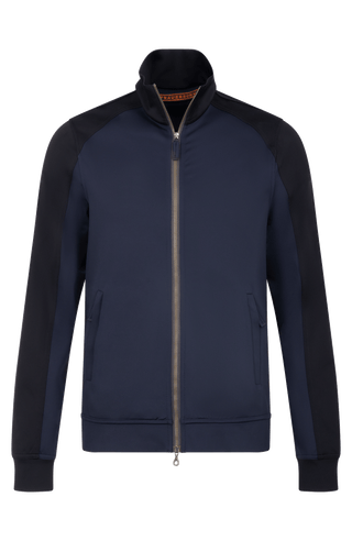 Sportliche Herrenjacke aus exklusivem Natural Powerstretch mit gerader, körperbetonter Passform und leicht verlängerter Silhouette. Ausgestattet mit modernem Stehkragen, markantem Zwei-Wege-Zipper und seitlichen Taschen mit verstecktem Reißverschluss. Das weiche, elastische und atmungsaktive Material mit seidig schimmernder Oberfläche sorgt für hohen Tragekomfort und maximale Bewegungsfreiheit. Eine hautfreundliche Baumwollschicht auf der Innenseite macht die multifunktionale Jacke besonders angenehm zu tra