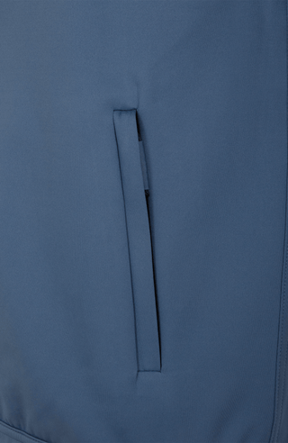 Sportliche Herrenjacke aus exklusivem Natural Powerstretch mit gerader,  Passform und leicht verlängerter Silhouette. Ausgestattet mit modernem Stehkragen, markantem Zwei-Wege-Zipper und seitlichen Taschen mit verstecktem Reißverschluss. Das weiche, elastische und atmungsaktive Material mit seidig schimmernder Oberfläche sorgt für hohen Tragekomfort und maximale Bewegungsfreiheit. Eine hautfreundliche Baumwollschicht auf der Innenseite macht die multifunktionale Jacke besonders angenehm zu tra