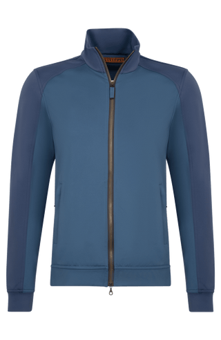 Sportliche Herrenjacke aus exklusivem Natural Powerstretch mit gerader,  Passform und leicht verlängerter Silhouette. Ausgestattet mit modernem Stehkragen, markantem Zwei-Wege-Zipper und seitlichen Taschen mit verstecktem Reißverschluss. Das weiche, elastische und atmungsaktive Material mit seidig schimmernder Oberfläche sorgt für hohen Tragekomfort und maximale Bewegungsfreiheit. Eine hautfreundliche Baumwollschicht auf der Innenseite macht die multifunktionale Jacke besonders angenehm zu tra