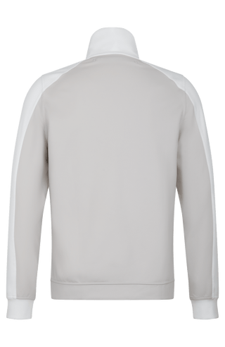 Sportliche Herrenjacke aus exklusivem Natural Powerstretch mit gerader, körperbetonter Passform und leicht verlängerter Silhouette. Ausgestattet mit modernem Stehkragen, markantem Zwei-Wege-Zipper und seitlichen Taschen mit verstecktem Reißverschluss. Das weiche, elastische und atmungsaktive Material mit seidig schimmernder Oberfläche sorgt für hohen Tragekomfort und maximale Bewegungsfreiheit. Eine hautfreundliche Baumwollschicht auf der Innenseite macht die multifunktionale Jacke besonders angenehm zu tra