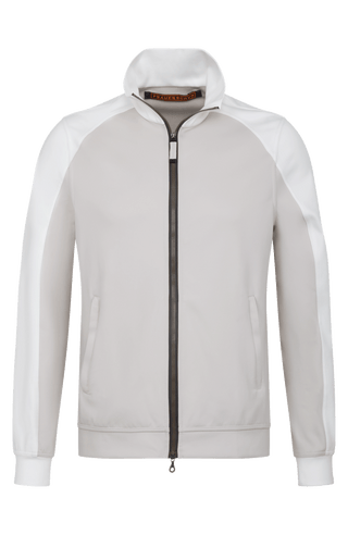 Sportliche Herrenjacke aus exklusivem Natural Powerstretch mit gerader, körperbetonter Passform und leicht verlängerter Silhouette. Ausgestattet mit modernem Stehkragen, markantem Zwei-Wege-Zipper und seitlichen Taschen mit verstecktem Reißverschluss. Das weiche, elastische und atmungsaktive Material mit seidig schimmernder Oberfläche sorgt für hohen Tragekomfort und maximale Bewegungsfreiheit. Eine hautfreundliche Baumwollschicht auf der Innenseite macht die multifunktionale Jacke besonders angenehm zu tra